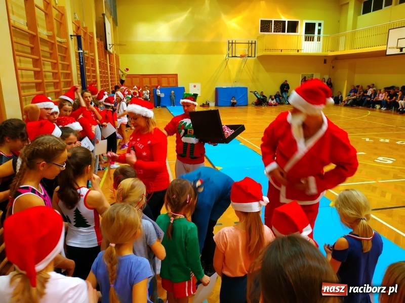 Zdjęcie w galerii na portalu naszraciborz.pl: Gimnastyczno-akrobatyczne spotkanie z Mikołajem w ZSOMS wiadomości z regionu
