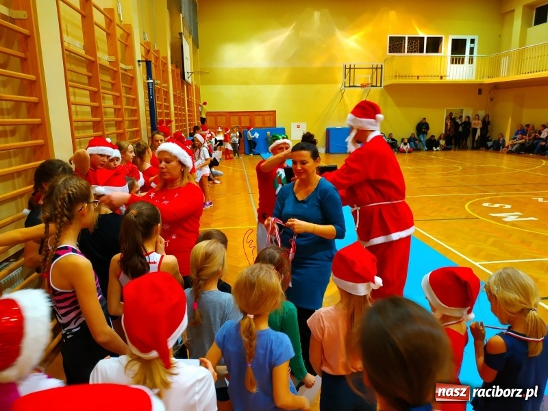 Zdjęcie w galerii na portalu naszraciborz.pl: Gimnastyczno-akrobatyczne spotkanie z Mikołajem w ZSOMS wiadomości z regionu