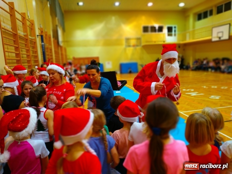 Zdjęcie w galerii na portalu naszraciborz.pl: Gimnastyczno-akrobatyczne spotkanie z Mikołajem w ZSOMS wiadomości z regionu