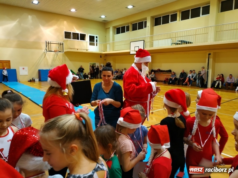 Zdjęcie w galerii na portalu naszraciborz.pl: Gimnastyczno-akrobatyczne spotkanie z Mikołajem w ZSOMS wiadomości z regionu