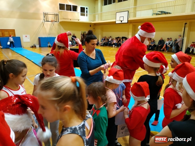 Zdjęcie w galerii na portalu naszraciborz.pl: Gimnastyczno-akrobatyczne spotkanie z Mikołajem w ZSOMS wiadomości z regionu
