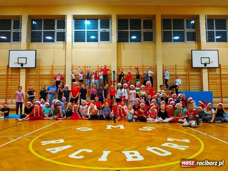 Zdjęcie w galerii na portalu naszraciborz.pl: Gimnastyczno-akrobatyczne spotkanie z Mikołajem w ZSOMS wiadomości z regionu