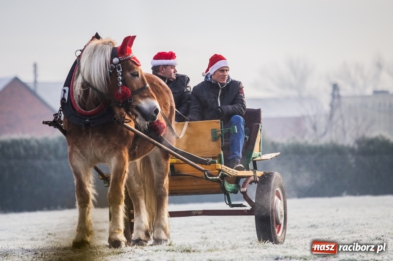 Zdjęcie w galerii na portalu naszraciborz.pl: Pradawnym zwyczajem w Krzanowicach przeszła dziś procesja konna na św. Mikołaja FOTO i WIDEO wiadomości z regionu