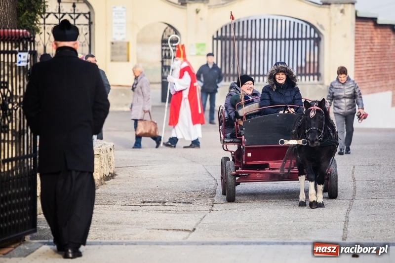 Zdjęcie w galerii na portalu naszraciborz.pl: Pradawnym zwyczajem w Krzanowicach przeszła dziś procesja konna na św. Mikołaja FOTO i WIDEO wiadomości z regionu
