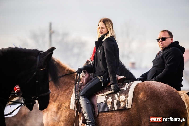 Zdjęcie w galerii na portalu naszraciborz.pl: Pradawnym zwyczajem w Krzanowicach przeszła dziś procesja konna na św. Mikołaja FOTO i WIDEO wiadomości z regionu