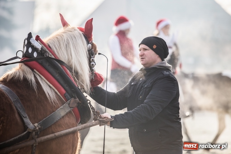 Zdjęcie w galerii na portalu naszraciborz.pl: Pradawnym zwyczajem w Krzanowicach przeszła dziś procesja konna na św. Mikołaja FOTO i WIDEO wiadomości z regionu