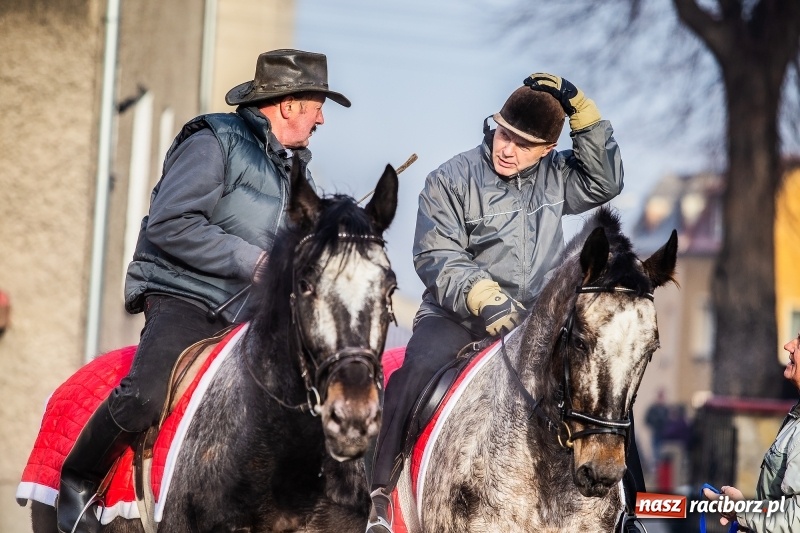 Zdjęcie w galerii na portalu naszraciborz.pl: Pradawnym zwyczajem w Krzanowicach przeszła dziś procesja konna na św. Mikołaja FOTO i WIDEO wiadomości z regionu