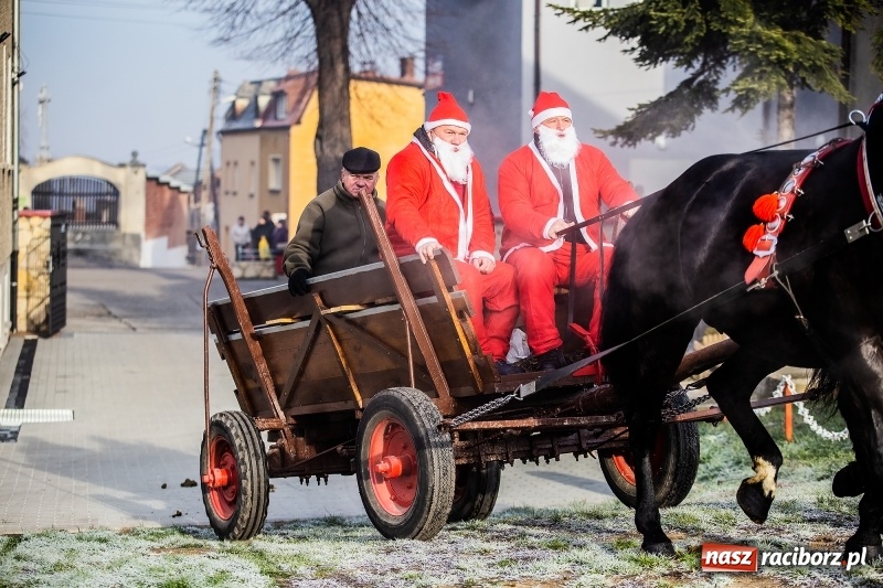 Zdjęcie w galerii na portalu naszraciborz.pl: Pradawnym zwyczajem w Krzanowicach przeszła dziś procesja konna na św. Mikołaja FOTO i WIDEO wiadomości z regionu