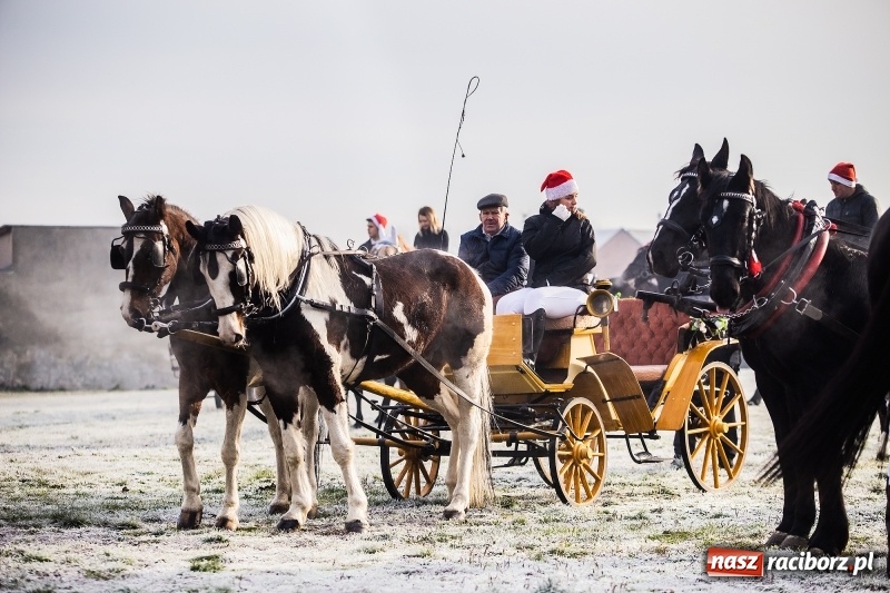 Zdjęcie w galerii na portalu naszraciborz.pl: Pradawnym zwyczajem w Krzanowicach przeszła dziś procesja konna na św. Mikołaja FOTO i WIDEO wiadomości z regionu