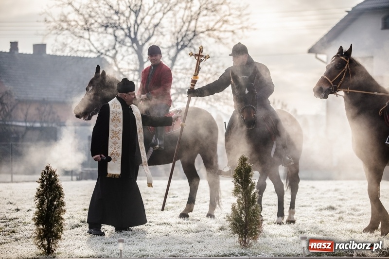 Zdjęcie w galerii na portalu naszraciborz.pl: Pradawnym zwyczajem w Krzanowicach przeszła dziś procesja konna na św. Mikołaja FOTO i WIDEO wiadomości z regionu