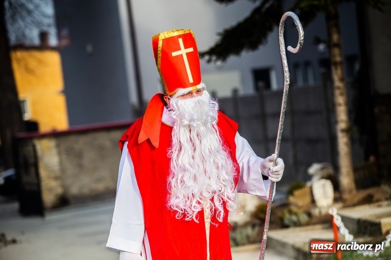 Zdjęcie w galerii na portalu naszraciborz.pl: Pradawnym zwyczajem w Krzanowicach przeszła dziś procesja konna na św. Mikołaja FOTO i WIDEO wiadomości z regionu