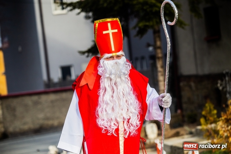 Zdjęcie w galerii na portalu naszraciborz.pl: Pradawnym zwyczajem w Krzanowicach przeszła dziś procesja konna na św. Mikołaja FOTO i WIDEO wiadomości z regionu