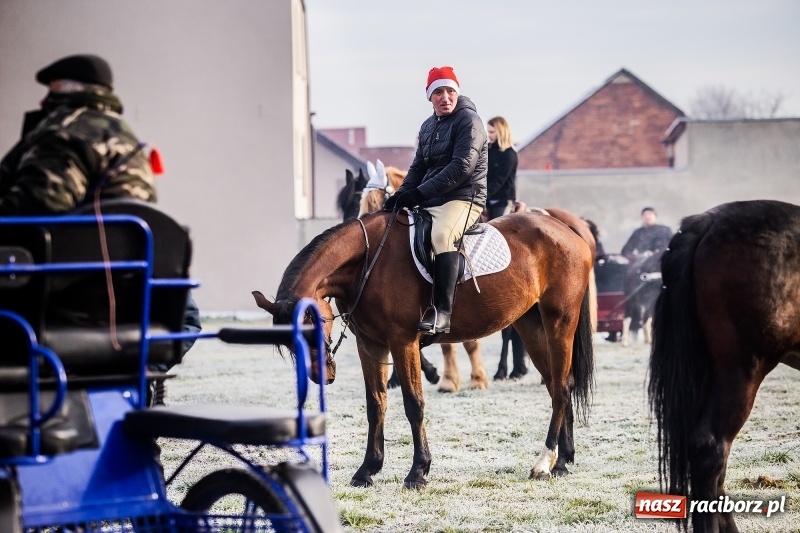 Zdjęcie w galerii na portalu naszraciborz.pl: Pradawnym zwyczajem w Krzanowicach przeszła dziś procesja konna na św. Mikołaja FOTO i WIDEO wiadomości z regionu
