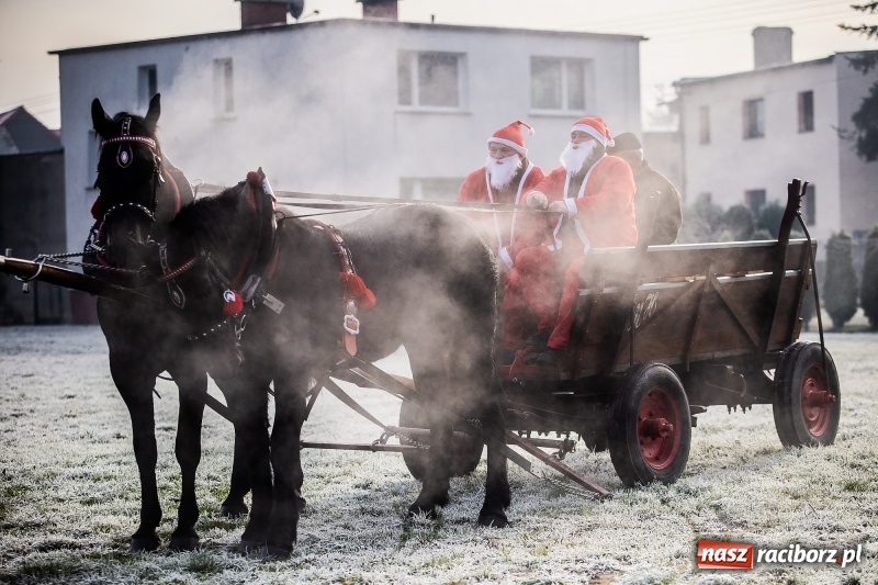 Zdjęcie w galerii na portalu naszraciborz.pl: Pradawnym zwyczajem w Krzanowicach przeszła dziś procesja konna na św. Mikołaja FOTO i WIDEO wiadomości z regionu