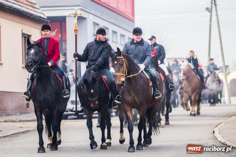 Zdjęcie w galerii na portalu naszraciborz.pl: Pradawnym zwyczajem w Krzanowicach przeszła dziś procesja konna na św. Mikołaja FOTO i WIDEO wiadomości z regionu