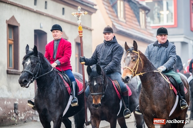 Zdjęcie w galerii na portalu naszraciborz.pl: Pradawnym zwyczajem w Krzanowicach przeszła dziś procesja konna na św. Mikołaja FOTO i WIDEO wiadomości z regionu