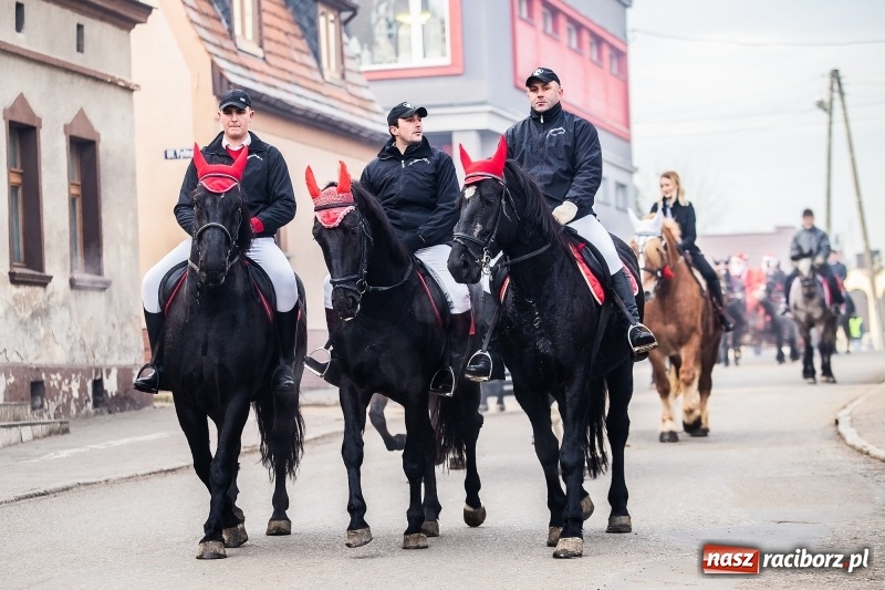 Zdjęcie w galerii na portalu naszraciborz.pl: Pradawnym zwyczajem w Krzanowicach przeszła dziś procesja konna na św. Mikołaja FOTO i WIDEO wiadomości z regionu