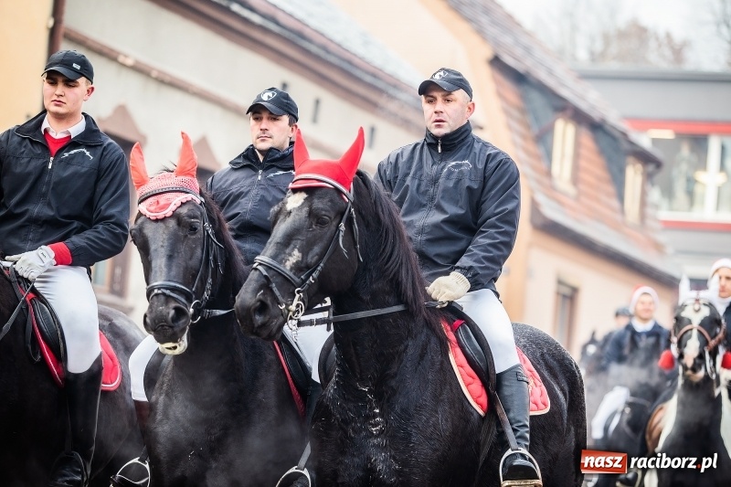 Zdjęcie w galerii na portalu naszraciborz.pl: Pradawnym zwyczajem w Krzanowicach przeszła dziś procesja konna na św. Mikołaja FOTO i WIDEO wiadomości z regionu