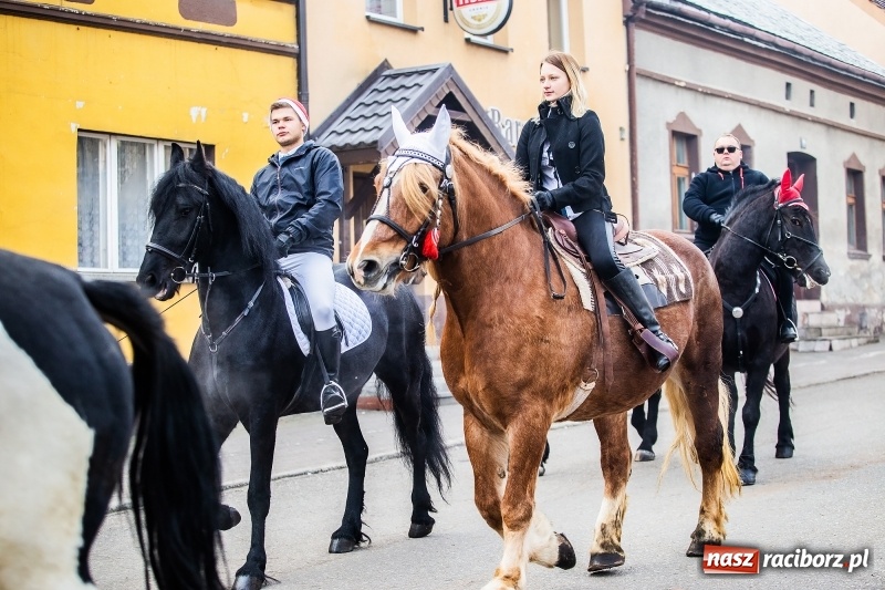 Zdjęcie w galerii na portalu naszraciborz.pl: Pradawnym zwyczajem w Krzanowicach przeszła dziś procesja konna na św. Mikołaja FOTO i WIDEO wiadomości z regionu