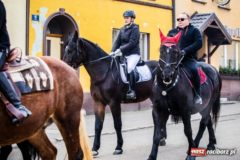 Zdjęcie w galerii na portalu naszraciborz.pl: Pradawnym zwyczajem w Krzanowicach przeszła dziś procesja konna na św. Mikołaja FOTO i WIDEO wiadomości z regionu