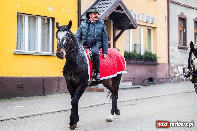 Zdjęcie w galerii na portalu naszraciborz.pl: Pradawnym zwyczajem w Krzanowicach przeszła dziś procesja konna na św. Mikołaja FOTO i WIDEO wiadomości z regionu