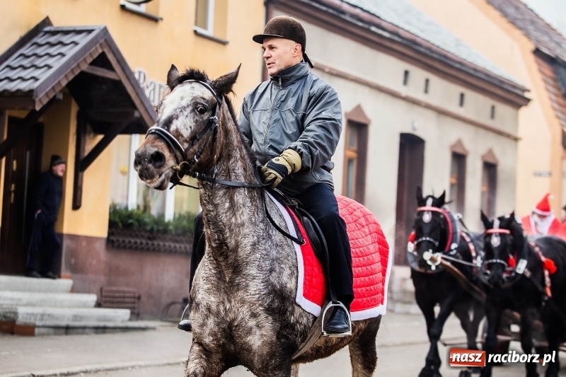 Zdjęcie w galerii na portalu naszraciborz.pl: Pradawnym zwyczajem w Krzanowicach przeszła dziś procesja konna na św. Mikołaja FOTO i WIDEO wiadomości z regionu