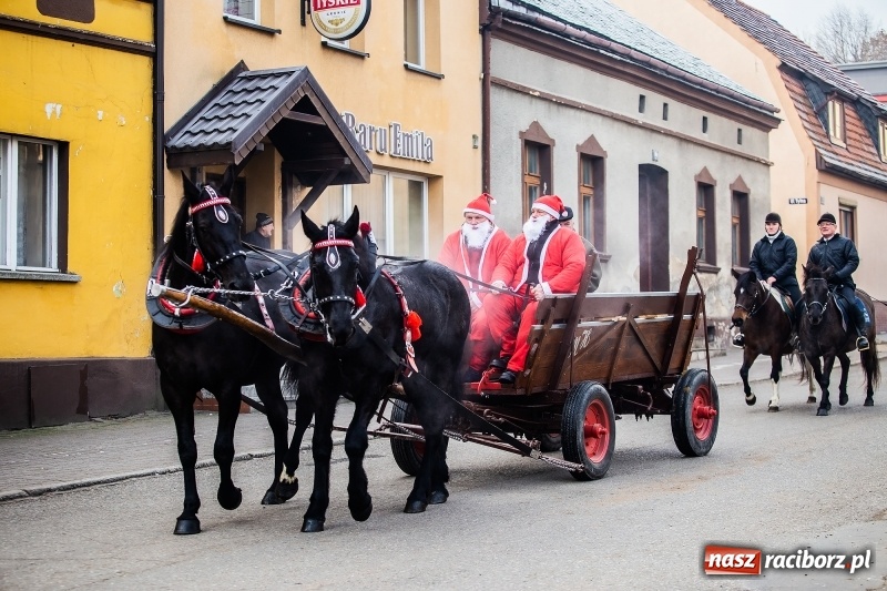 Zdjęcie w galerii na portalu naszraciborz.pl: Pradawnym zwyczajem w Krzanowicach przeszła dziś procesja konna na św. Mikołaja FOTO i WIDEO wiadomości z regionu