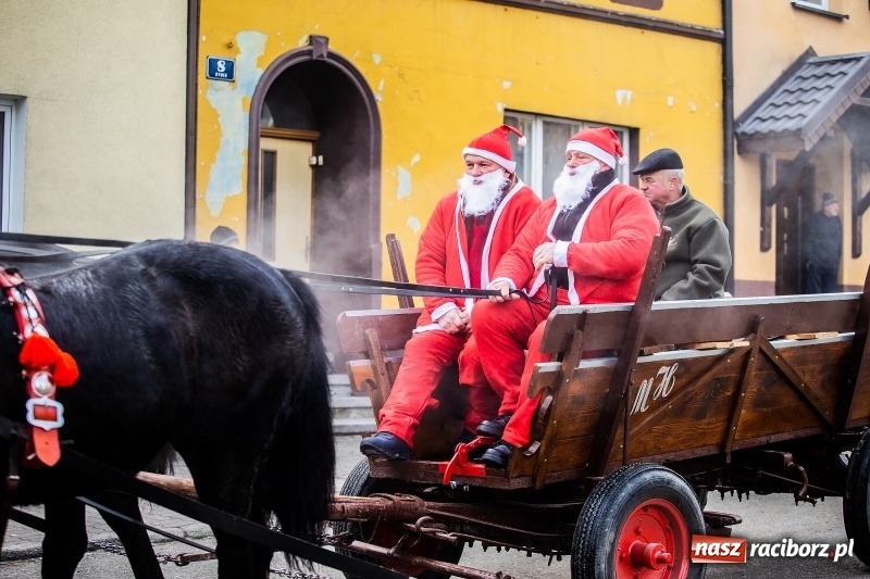 Zdjęcie w galerii na portalu naszraciborz.pl: Pradawnym zwyczajem w Krzanowicach przeszła dziś procesja konna na św. Mikołaja FOTO i WIDEO wiadomości z regionu
