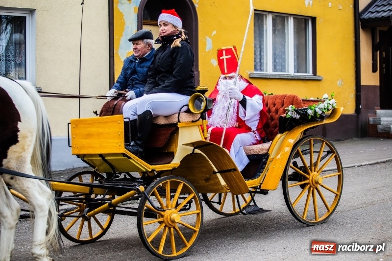 Zdjęcie w galerii na portalu naszraciborz.pl: Pradawnym zwyczajem w Krzanowicach przeszła dziś procesja konna na św. Mikołaja FOTO i WIDEO wiadomości z regionu