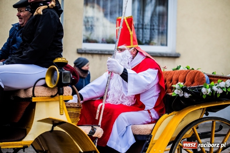 Zdjęcie w galerii na portalu naszraciborz.pl: Pradawnym zwyczajem w Krzanowicach przeszła dziś procesja konna na św. Mikołaja FOTO i WIDEO wiadomości z regionu