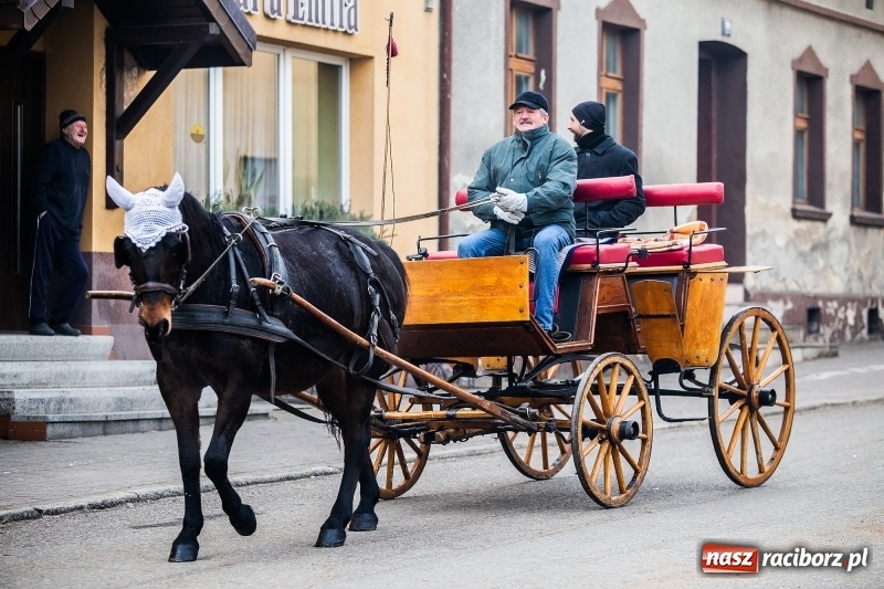 Zdjęcie w galerii na portalu naszraciborz.pl: Pradawnym zwyczajem w Krzanowicach przeszła dziś procesja konna na św. Mikołaja FOTO i WIDEO wiadomości z regionu