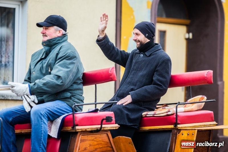 Zdjęcie w galerii na portalu naszraciborz.pl: Pradawnym zwyczajem w Krzanowicach przeszła dziś procesja konna na św. Mikołaja FOTO i WIDEO wiadomości z regionu