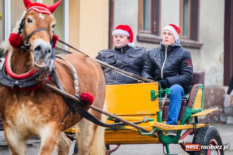 Zdjęcie w galerii na portalu naszraciborz.pl: Pradawnym zwyczajem w Krzanowicach przeszła dziś procesja konna na św. Mikołaja FOTO i WIDEO wiadomości z regionu