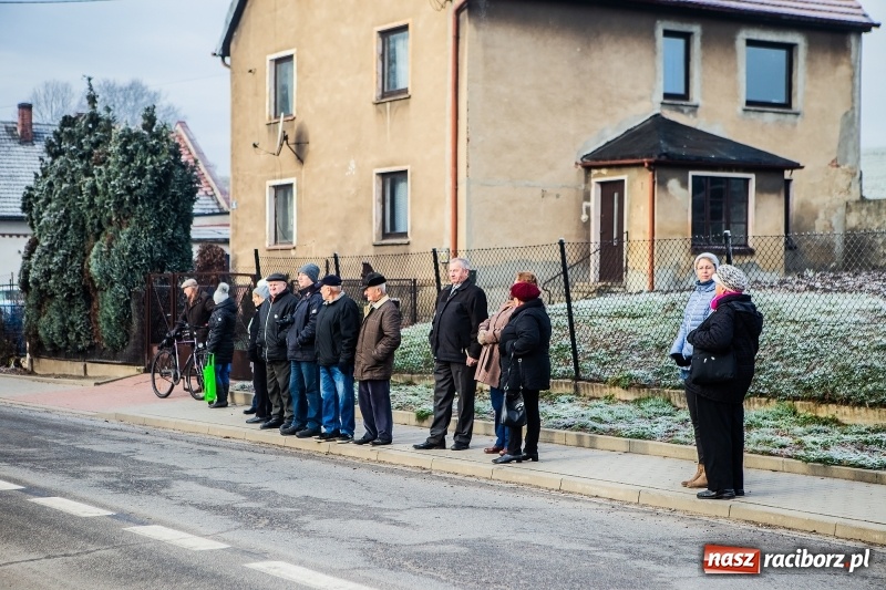 Zdjęcie w galerii na portalu naszraciborz.pl: Pradawnym zwyczajem w Krzanowicach przeszła dziś procesja konna na św. Mikołaja FOTO i WIDEO wiadomości z regionu