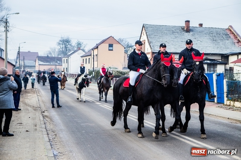 Zdjęcie w galerii na portalu naszraciborz.pl: Pradawnym zwyczajem w Krzanowicach przeszła dziś procesja konna na św. Mikołaja FOTO i WIDEO wiadomości z regionu