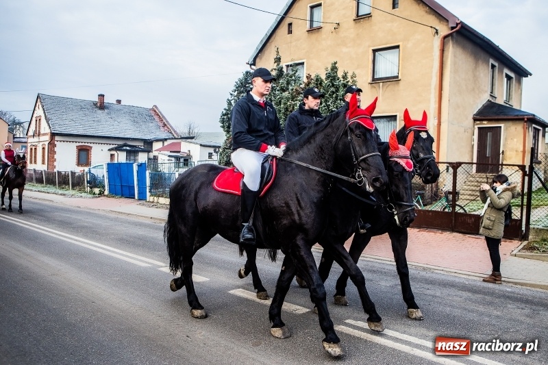 Zdjęcie w galerii na portalu naszraciborz.pl: Pradawnym zwyczajem w Krzanowicach przeszła dziś procesja konna na św. Mikołaja FOTO i WIDEO wiadomości z regionu