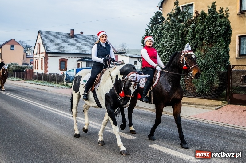 Zdjęcie w galerii na portalu naszraciborz.pl: Pradawnym zwyczajem w Krzanowicach przeszła dziś procesja konna na św. Mikołaja FOTO i WIDEO wiadomości z regionu