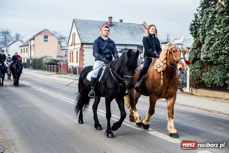Zdjęcie w galerii na portalu naszraciborz.pl: Pradawnym zwyczajem w Krzanowicach przeszła dziś procesja konna na św. Mikołaja FOTO i WIDEO wiadomości z regionu