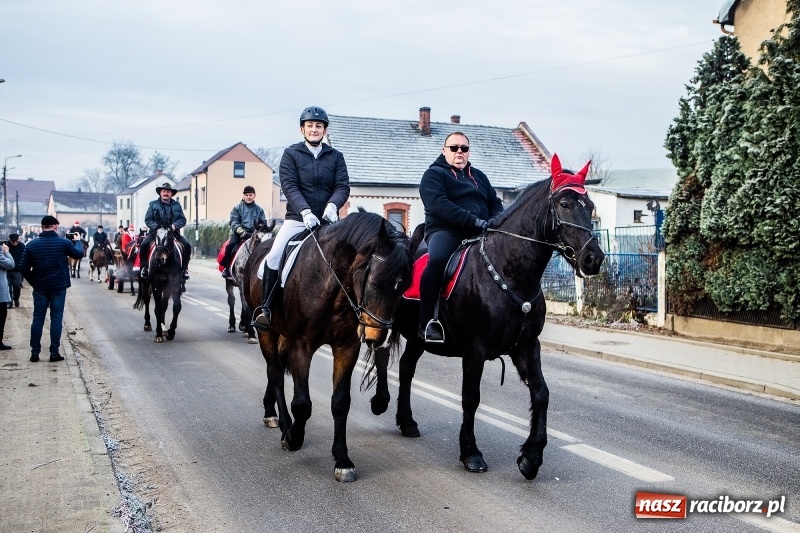 Zdjęcie w galerii na portalu naszraciborz.pl: Pradawnym zwyczajem w Krzanowicach przeszła dziś procesja konna na św. Mikołaja FOTO i WIDEO wiadomości z regionu