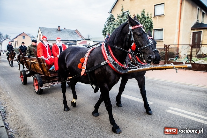 Zdjęcie w galerii na portalu naszraciborz.pl: Pradawnym zwyczajem w Krzanowicach przeszła dziś procesja konna na św. Mikołaja FOTO i WIDEO wiadomości z regionu