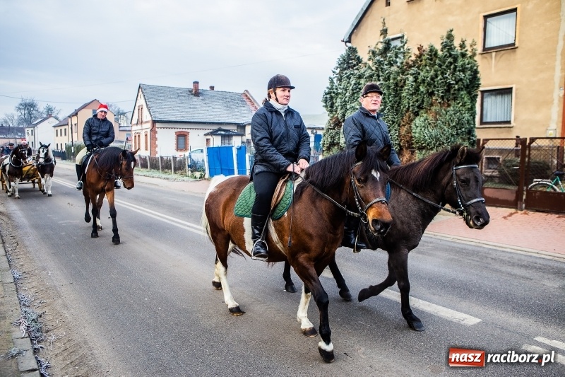 Zdjęcie w galerii na portalu naszraciborz.pl: Pradawnym zwyczajem w Krzanowicach przeszła dziś procesja konna na św. Mikołaja FOTO i WIDEO wiadomości z regionu