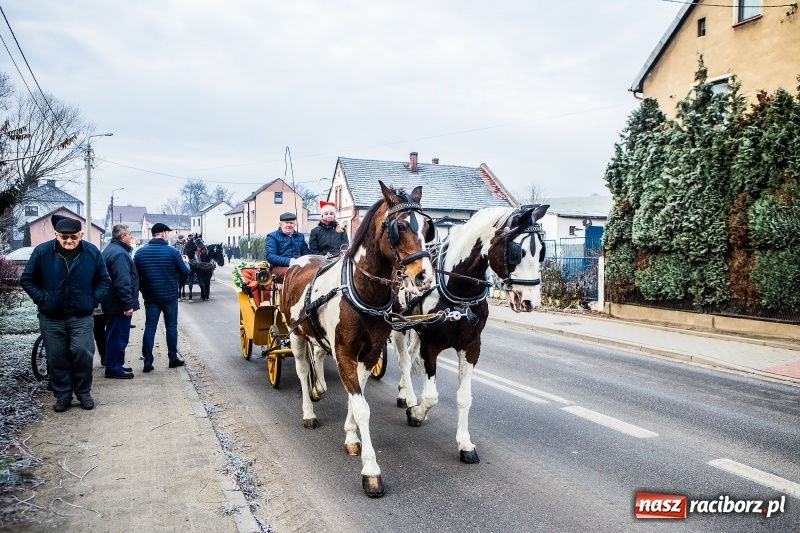 Zdjęcie w galerii na portalu naszraciborz.pl: Pradawnym zwyczajem w Krzanowicach przeszła dziś procesja konna na św. Mikołaja FOTO i WIDEO wiadomości z regionu