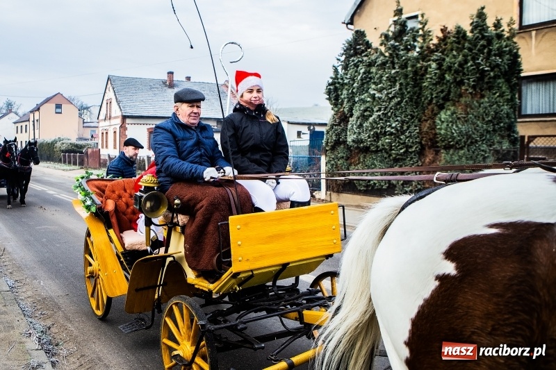 Zdjęcie w galerii na portalu naszraciborz.pl: Pradawnym zwyczajem w Krzanowicach przeszła dziś procesja konna na św. Mikołaja FOTO i WIDEO wiadomości z regionu