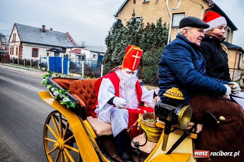 Zdjęcie w galerii na portalu naszraciborz.pl: Pradawnym zwyczajem w Krzanowicach przeszła dziś procesja konna na św. Mikołaja FOTO i WIDEO wiadomości z regionu