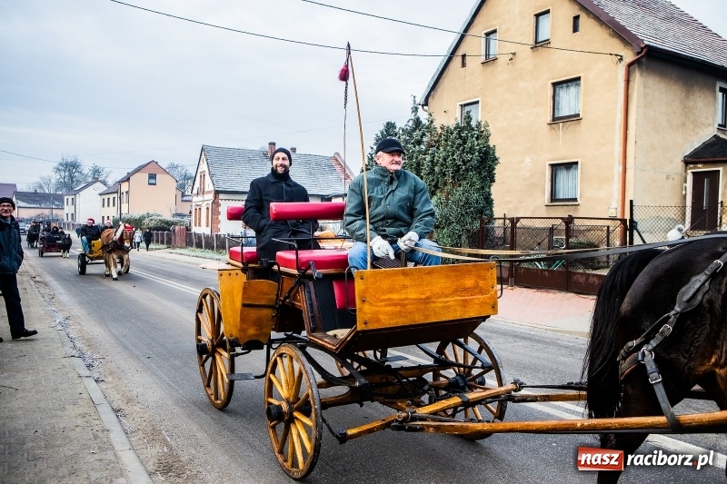 Zdjęcie w galerii na portalu naszraciborz.pl: Pradawnym zwyczajem w Krzanowicach przeszła dziś procesja konna na św. Mikołaja FOTO i WIDEO wiadomości z regionu