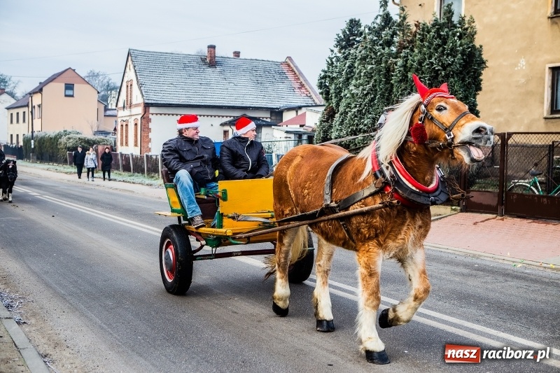 Zdjęcie w galerii na portalu naszraciborz.pl: Pradawnym zwyczajem w Krzanowicach przeszła dziś procesja konna na św. Mikołaja FOTO i WIDEO wiadomości z regionu