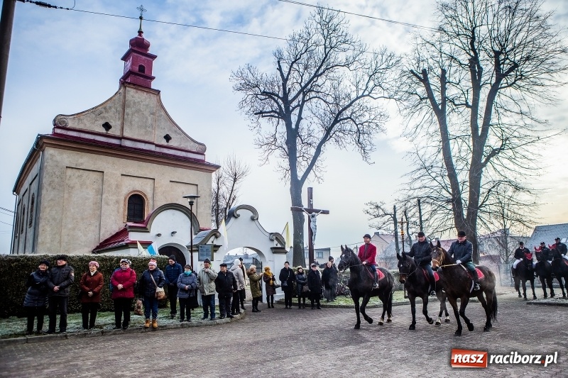 Zdjęcie w galerii na portalu naszraciborz.pl: Pradawnym zwyczajem w Krzanowicach przeszła dziś procesja konna na św. Mikołaja FOTO i WIDEO wiadomości z regionu