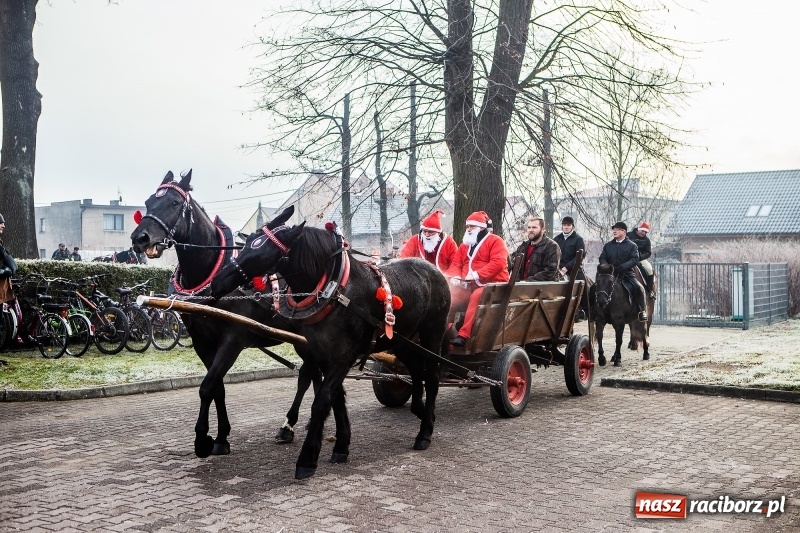 Zdjęcie w galerii na portalu naszraciborz.pl: Pradawnym zwyczajem w Krzanowicach przeszła dziś procesja konna na św. Mikołaja FOTO i WIDEO wiadomości z regionu