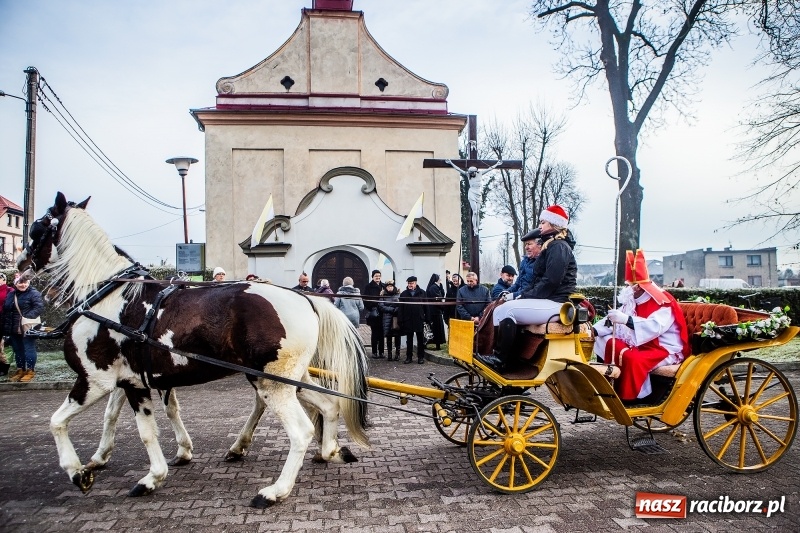 Zdjęcie w galerii na portalu naszraciborz.pl: Pradawnym zwyczajem w Krzanowicach przeszła dziś procesja konna na św. Mikołaja FOTO i WIDEO wiadomości z regionu