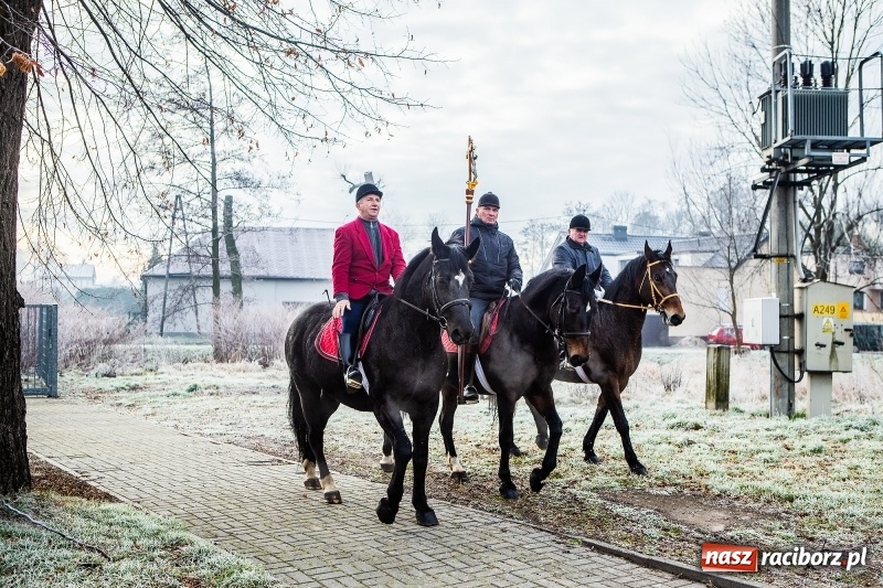 Zdjęcie w galerii na portalu naszraciborz.pl: Pradawnym zwyczajem w Krzanowicach przeszła dziś procesja konna na św. Mikołaja FOTO i WIDEO wiadomości z regionu